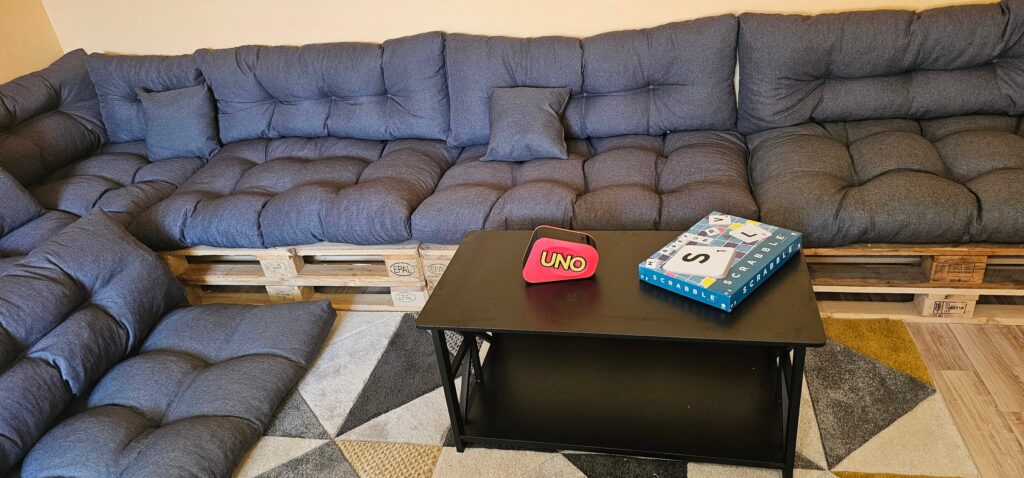 La Maison — Coin banquettes et jeux