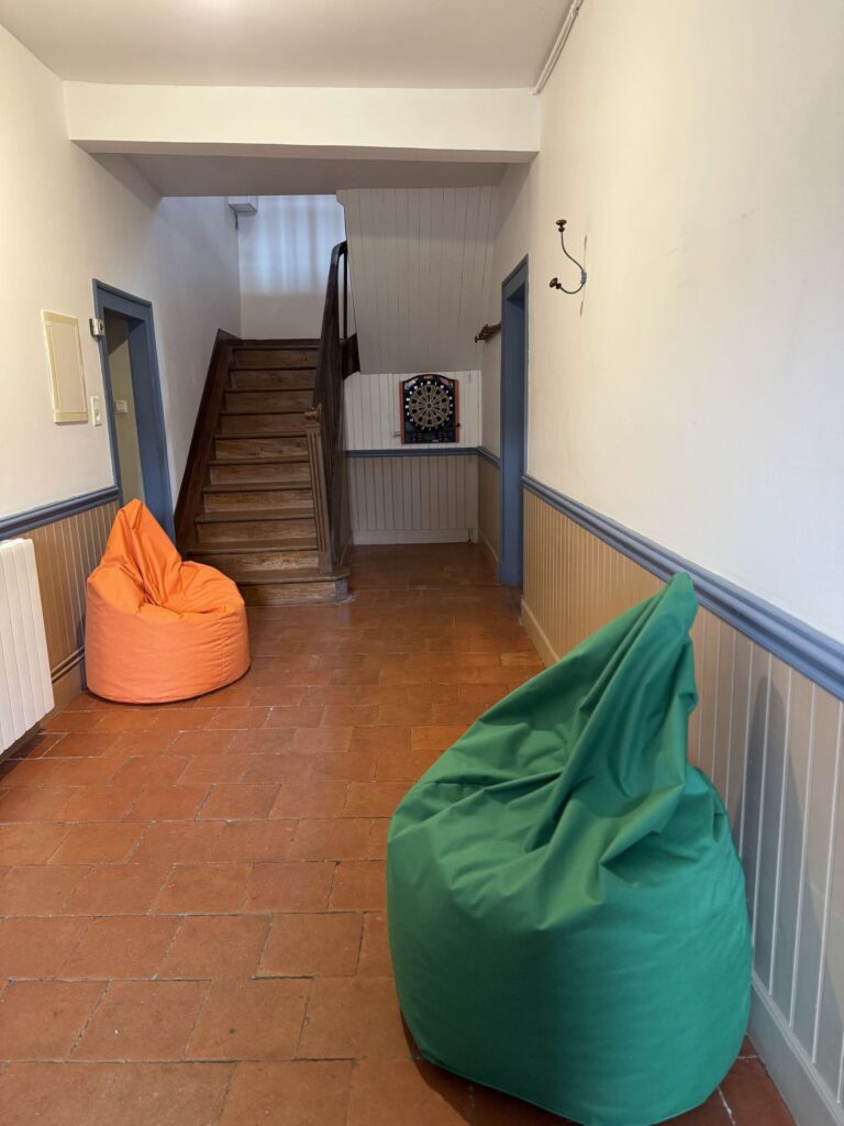 La Maison — Couloir et poufs