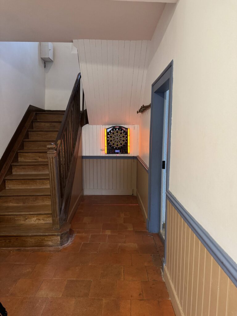 La Maison — Entrée et escalier