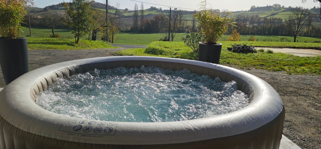 La Maison — Jacuzzi en pleine campagne