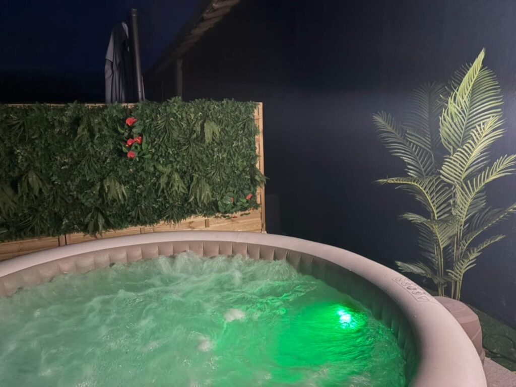 La Maison — Jacuzzi le soir