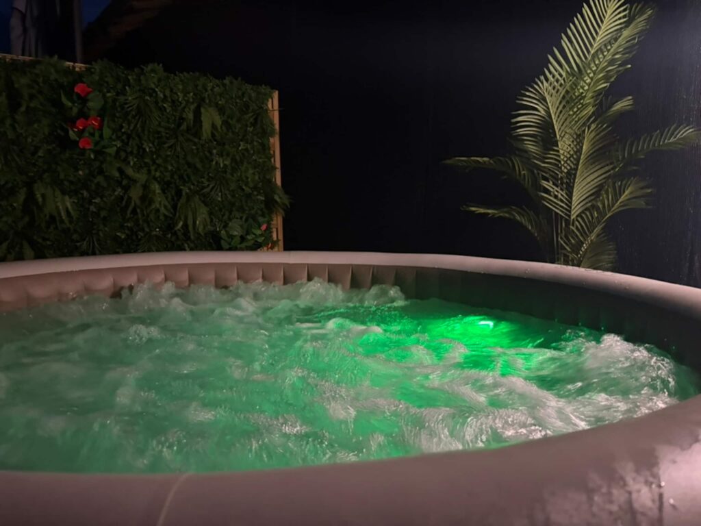 La Maison — Jacuzzi la nuit