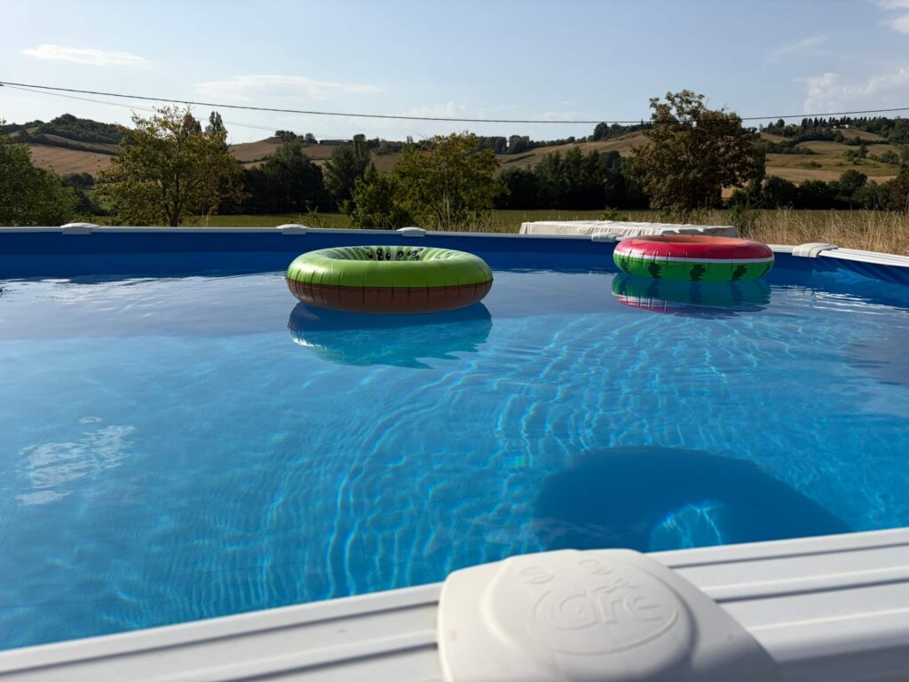 Domaine En Maguéro — Piscine avec vue sur les coteaux