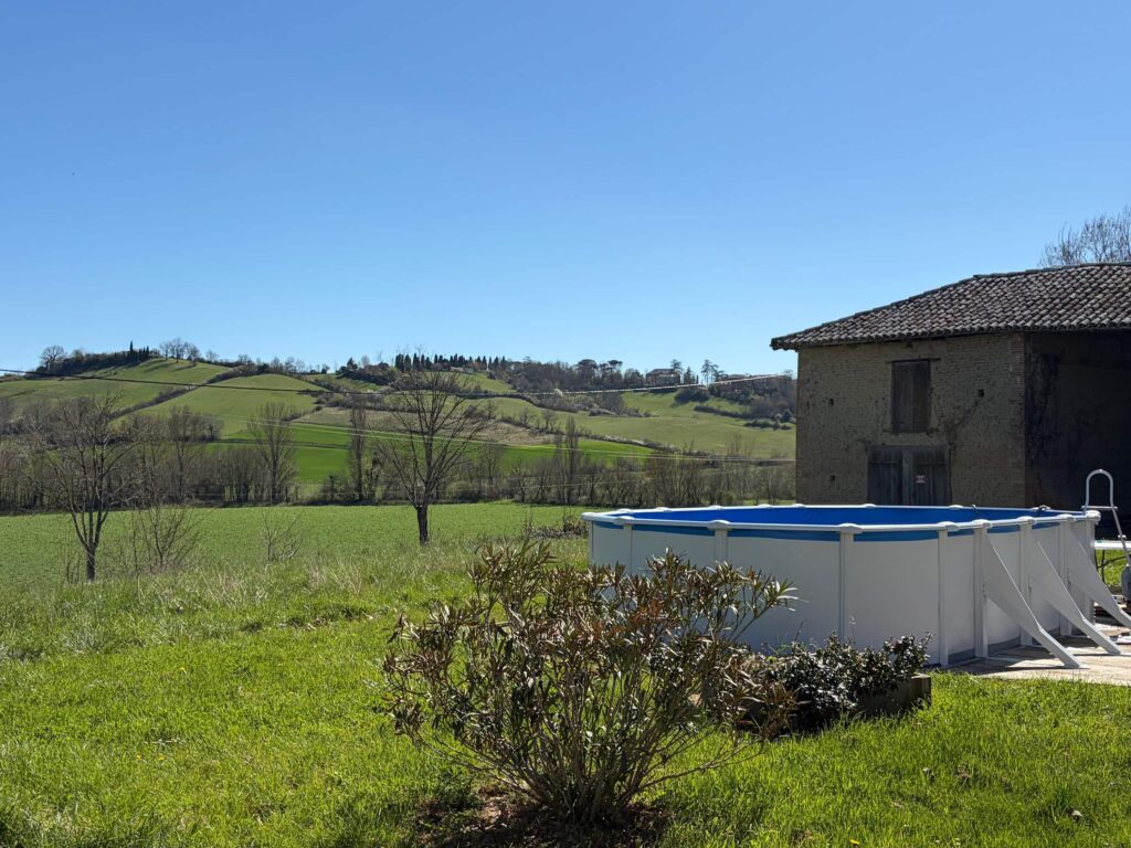 Domaine En Maguéro — Piscine et coteaux