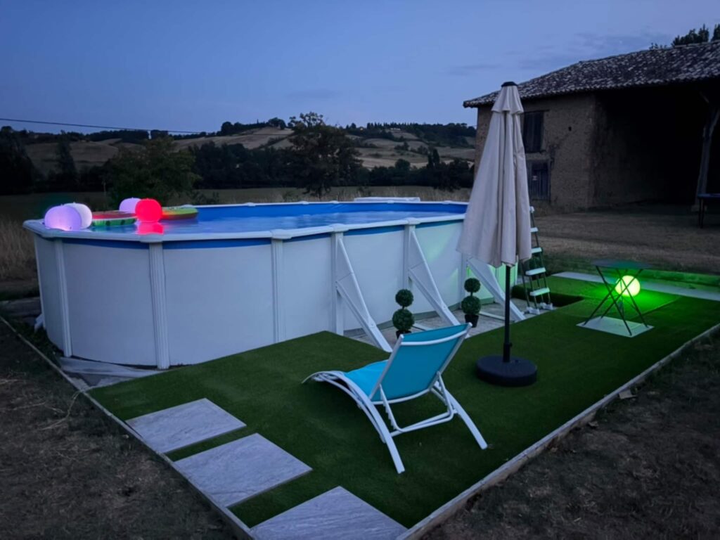La Maison — Piscine le soir