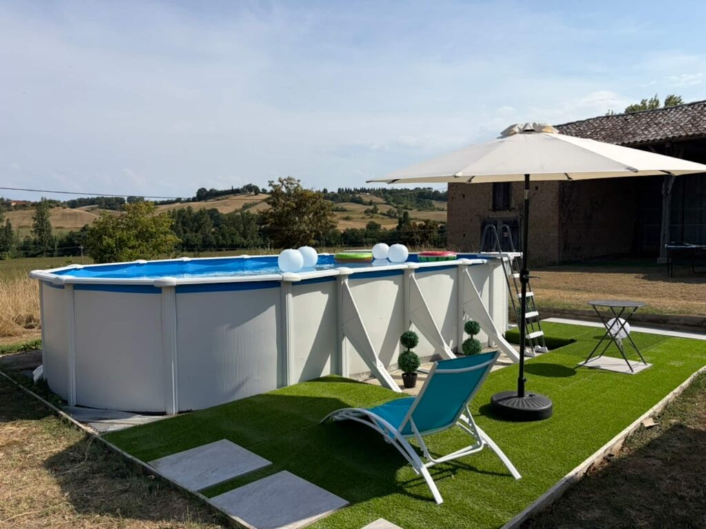 Domaine En Maguéro — Piscine et transats