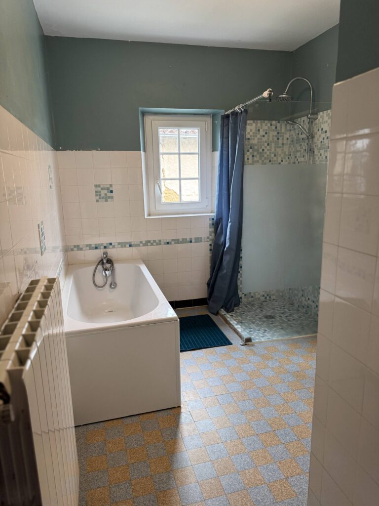 La Maison — Salle de bain avec douche