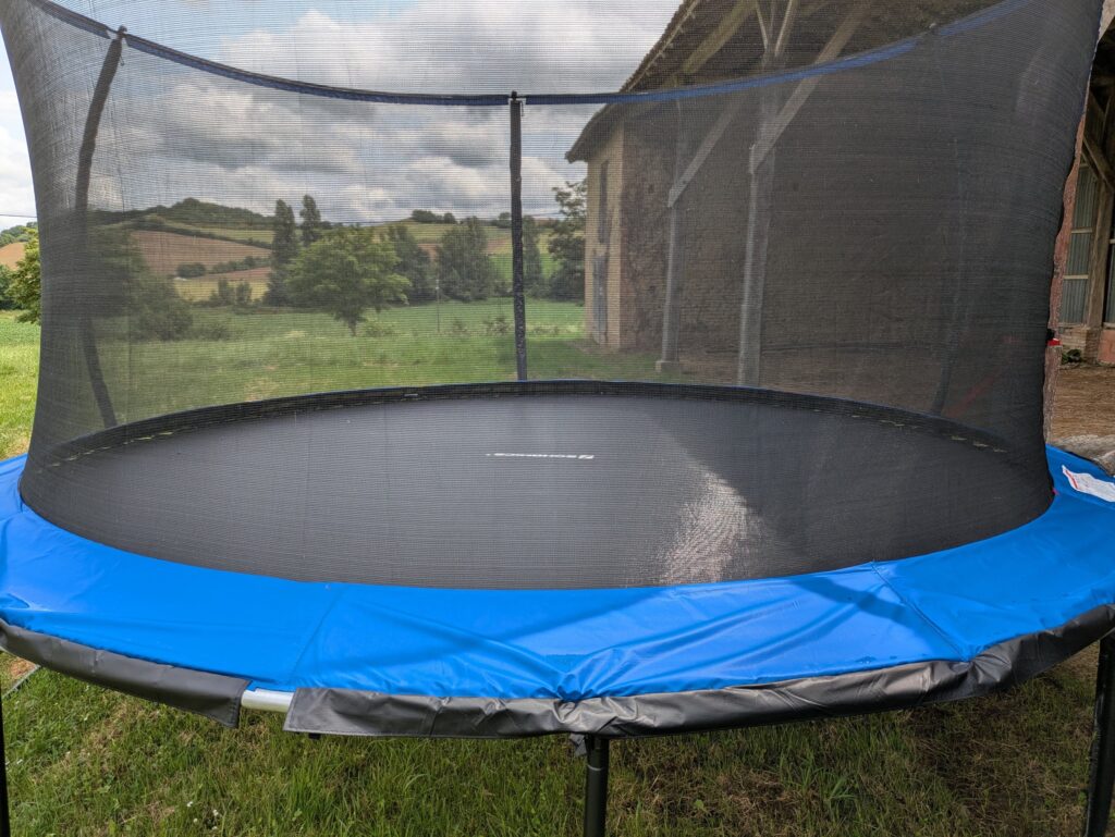 La Maison — Trampoline et vue